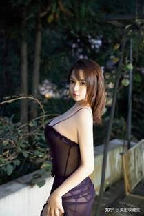 她行走于黑暗中