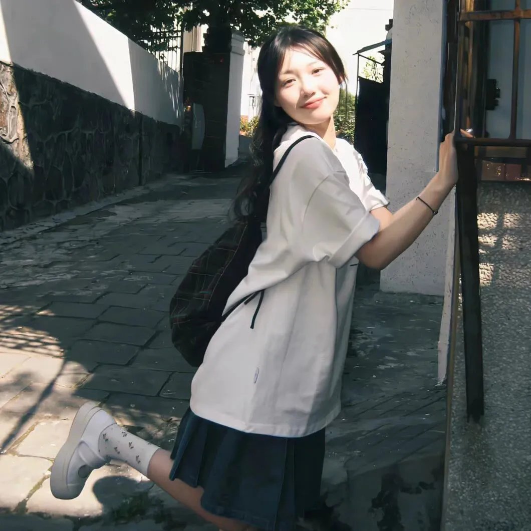 她行走于黑暗中